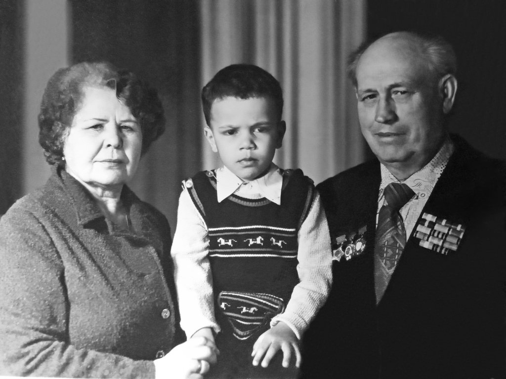 Роман Соколовский с бабушкой Варварой Тимофеевной и дедушкой Иваном Тихоновичем.jpg 1. Роман Соколовский с бабушкой Варварой Тимофеевной и дедушкой Иваном Тихоновичем.jpg