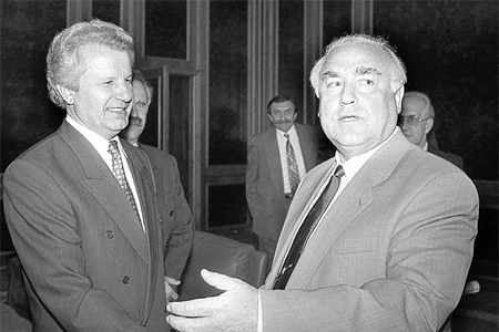 Премьер-министр России Виктор Черномырдин (справа) и председатель Верховного Совета Украины Александр Мороз перед началом встречив Доме Правительства РФ, 1994 г.
